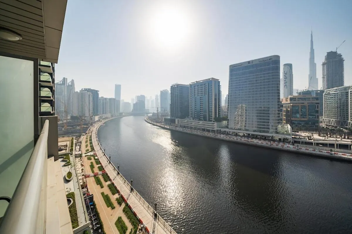 Modern 1Br Canal & Burj View & Pool & Gym Access Dubai