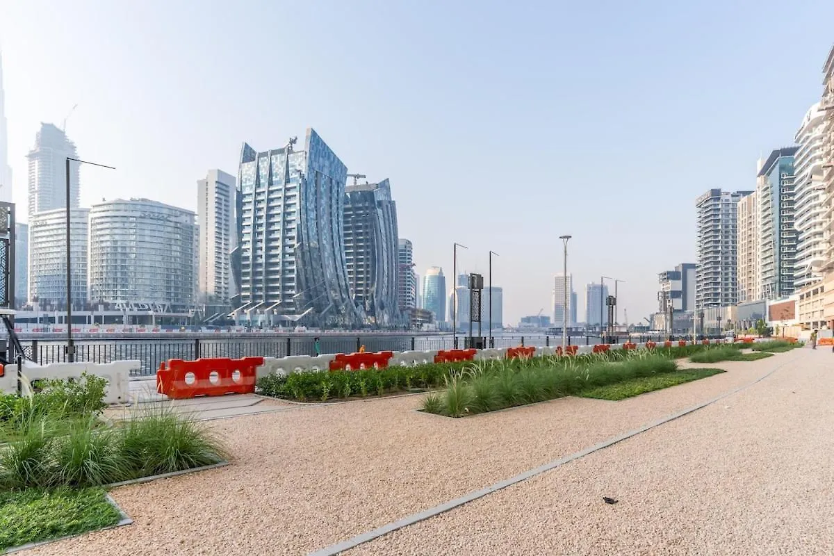 Modern 1Br Canal & Burj View & Pool & Gym Access Dubai