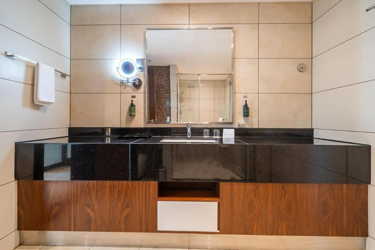 Modern 1Br Canal & Burj View & Pool & Gym Access Dubaj